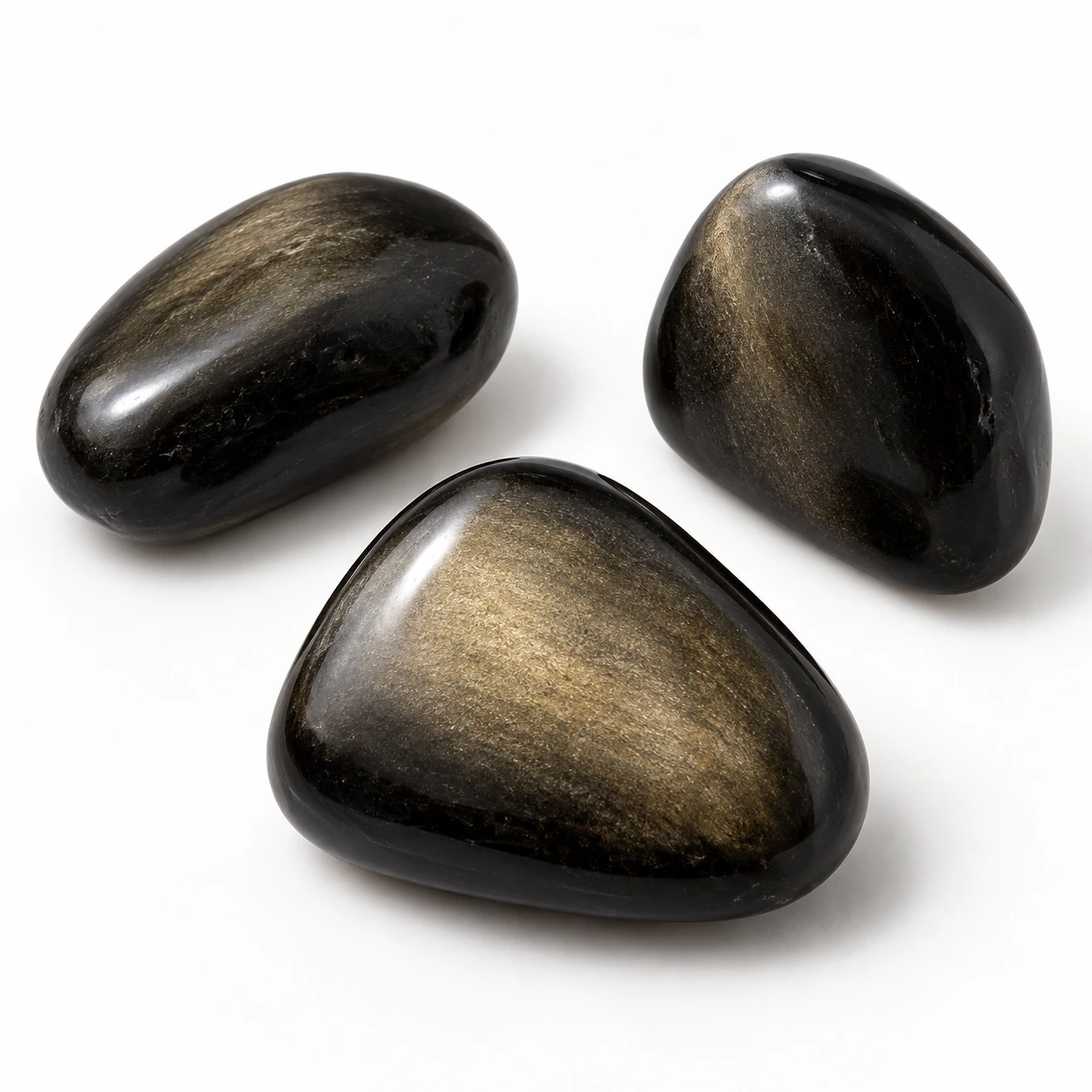 Verschillende exemplaren van Goud Obsidiaan op een witte achtergrond