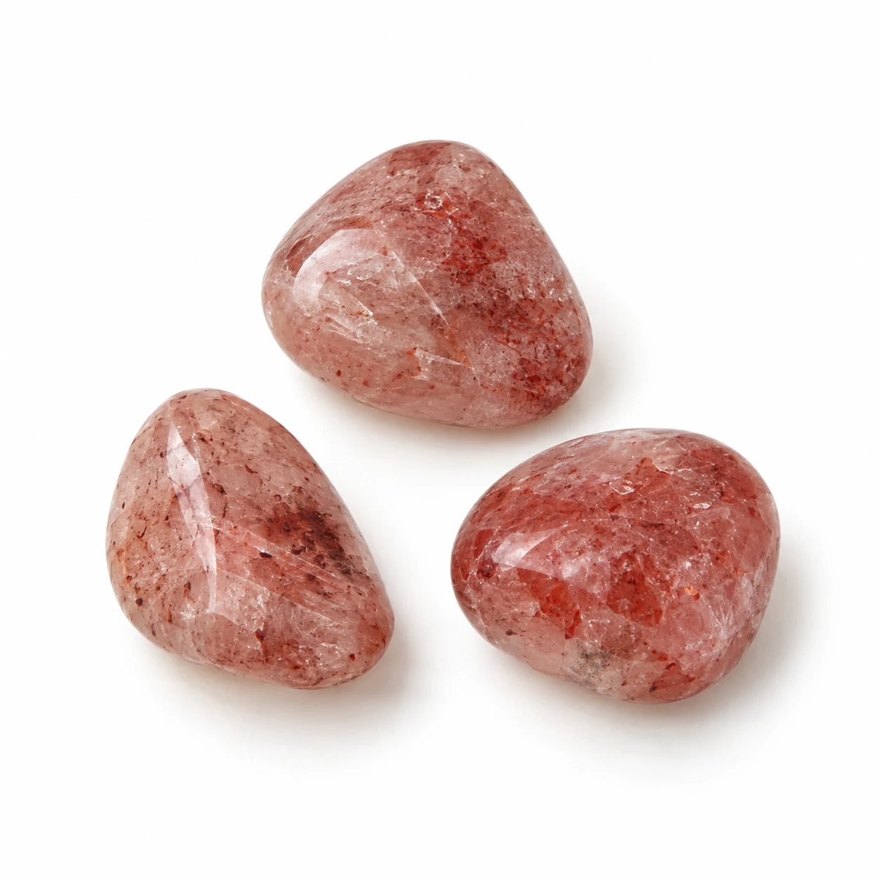 Gepolijste rood-roze aardbeienkwarts of klein groepje