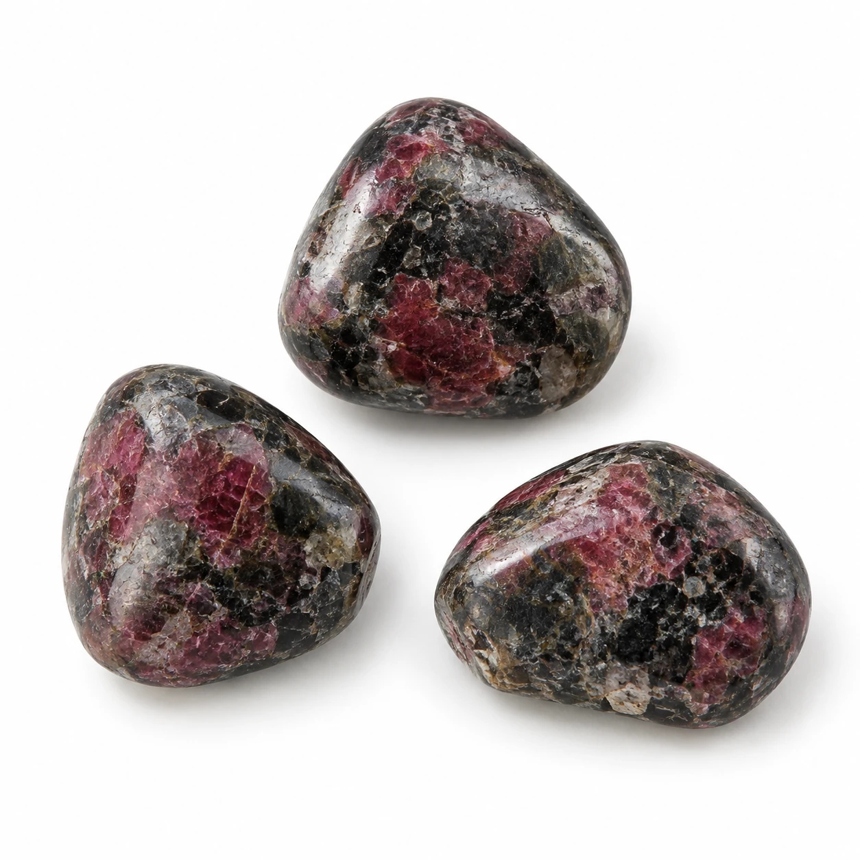 Rood-roze eudialiet in donkere matrix