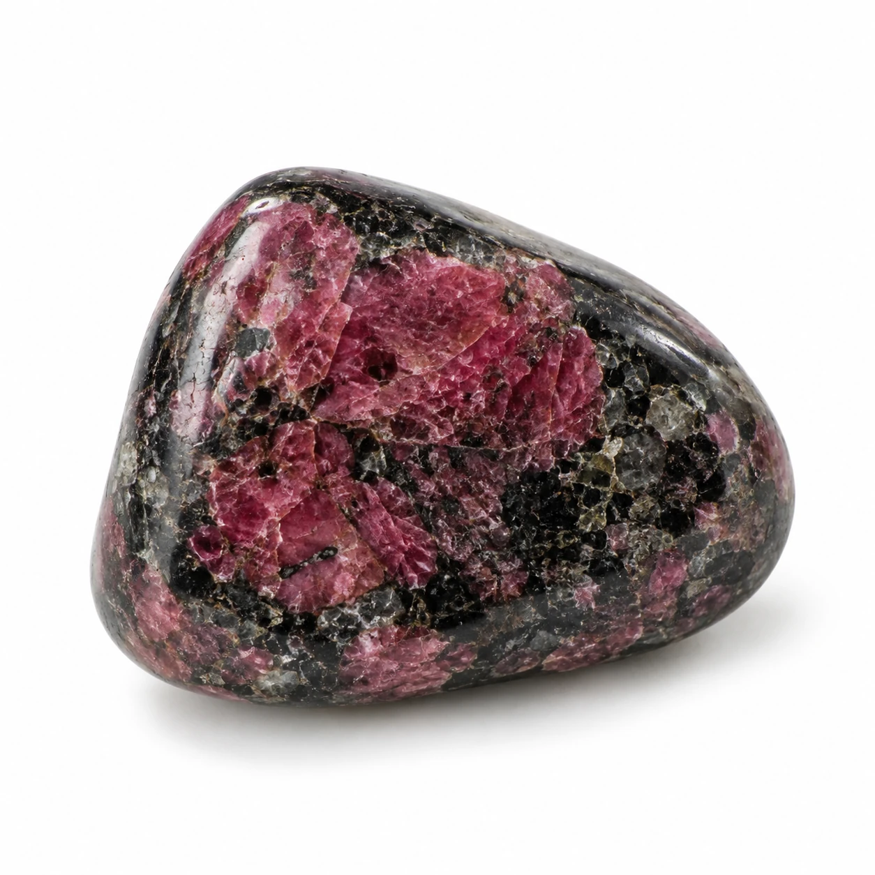 Rood-roze eudialiet in donkere matrix