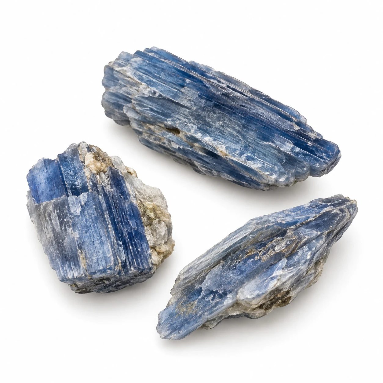Blauwe bladvormige kyanietkristallen
