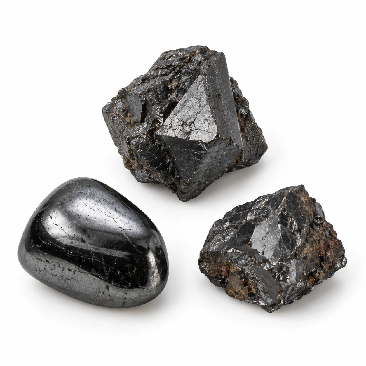 Zwart metallisch magnetiet, ruwe kristallen of knuffelsteen