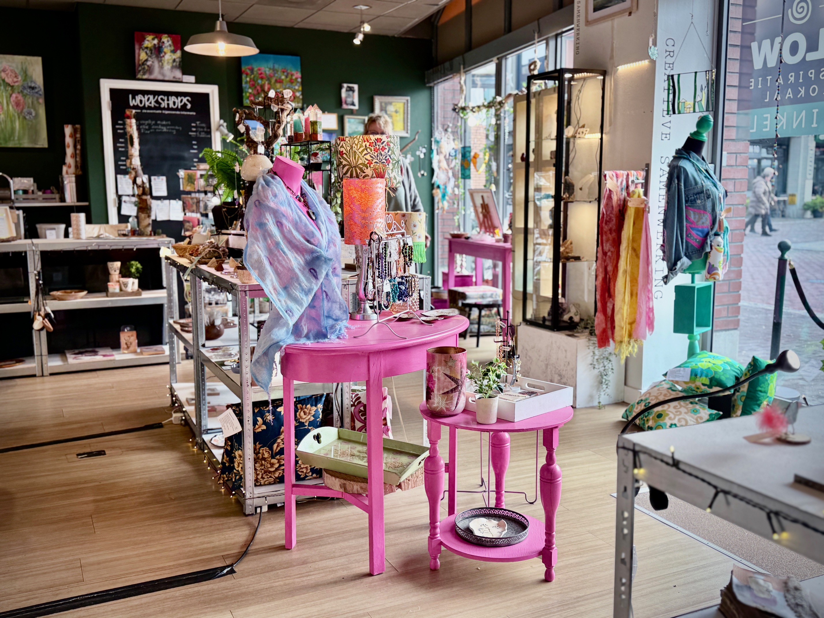 De winkel van FLOW in Assen met sieraden, kunst en de roze presentatietafels