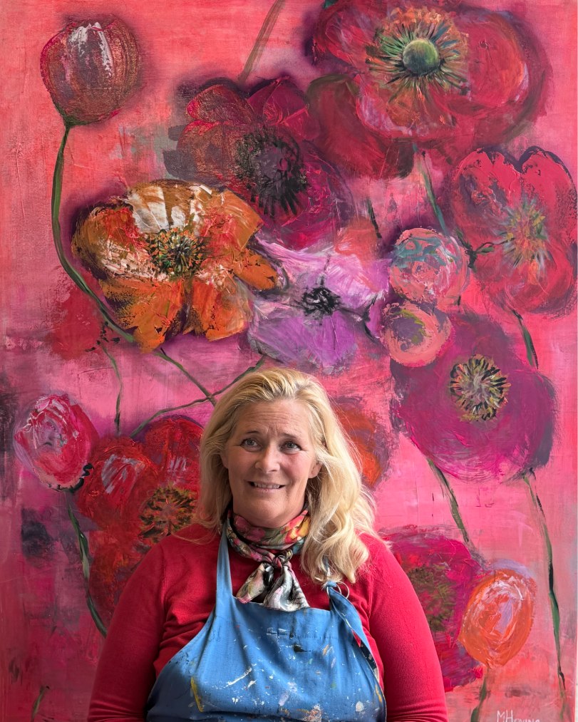Martine Hoving voor haar roze bloemenschilderij
