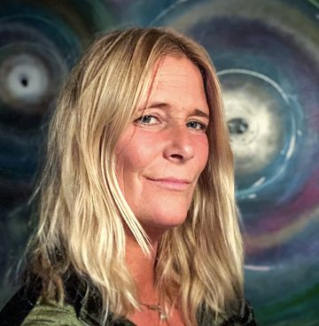 Martine Hoving voor haar schilderij