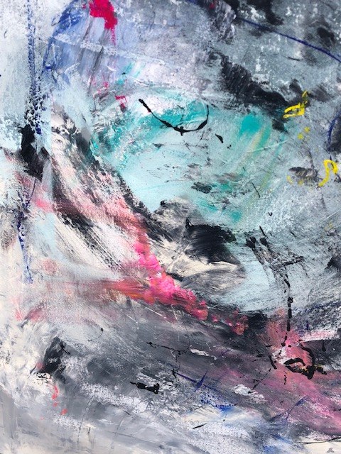 Uitsnede van Martines abstracte schilderij in grijs, turquoise en roze